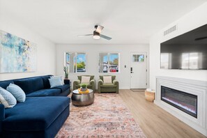 Smart TV, caminetto, tavolo da ping pong, libri