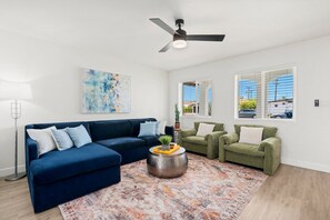 Smart TV, chimenea, tenis de mesa y libros 