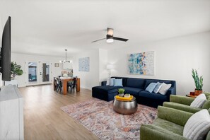 Smart TV, caminetto, tavolo da ping pong, libri