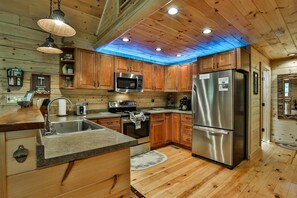 Réfrigérateur, un four, surface de cuisson, lave-vaisselle