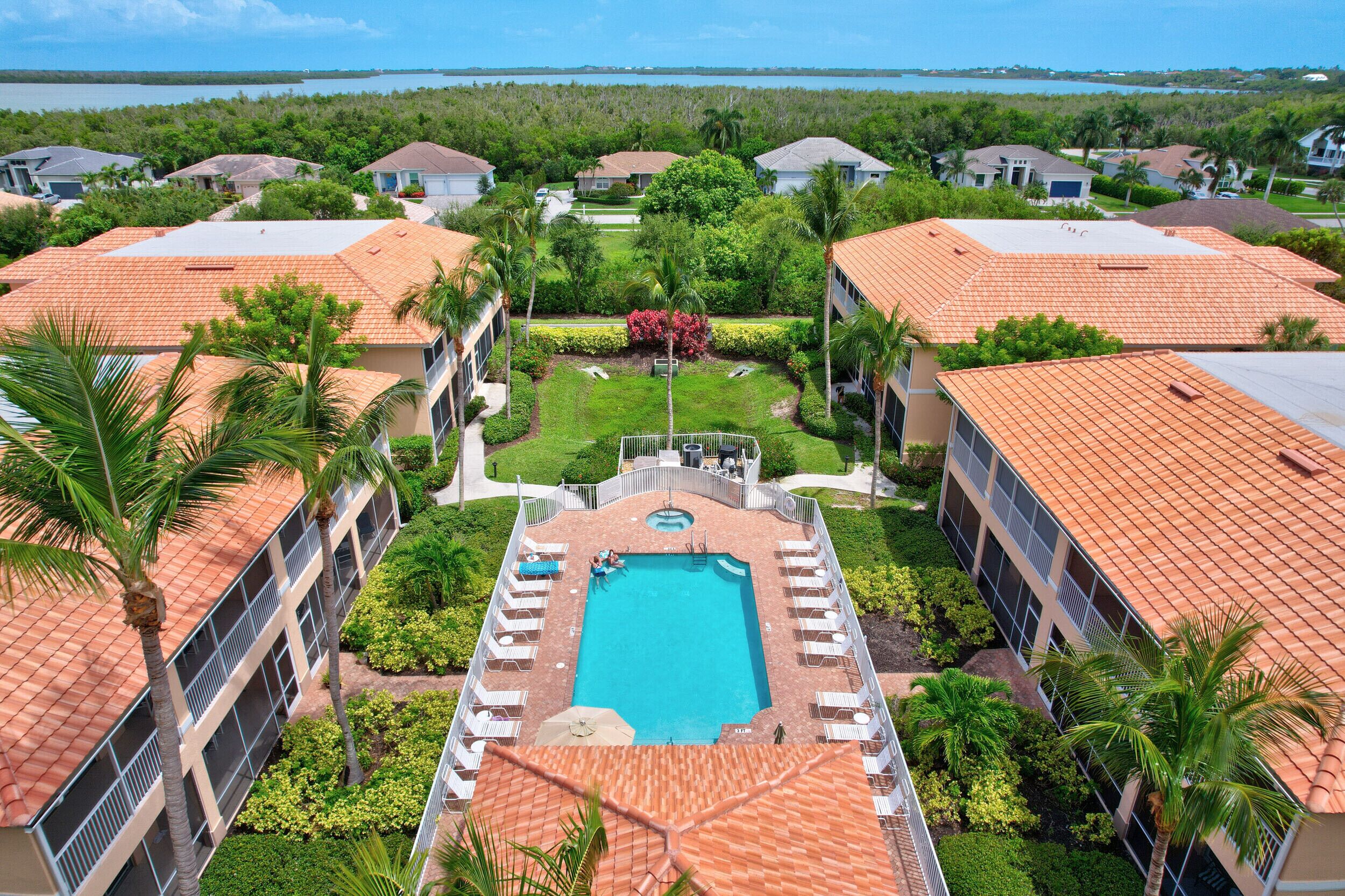 حمّام سباحة مُدفَّأ