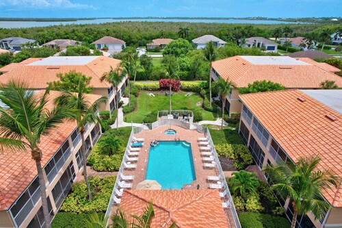 Penthouse in Paradise - Spacious, Bay Views- minutes to Beach & Walk to Shopping