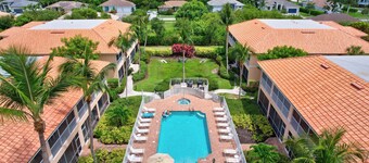 Penthouse in Paradise - Spacious, Bay Views- minutes to Beach & Walk to Shopping