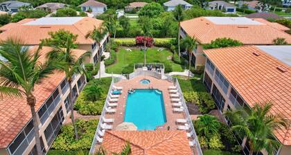 Penthouse in Paradise - Spacious, Bay Views- minutes to Beach & Walk to Shopping