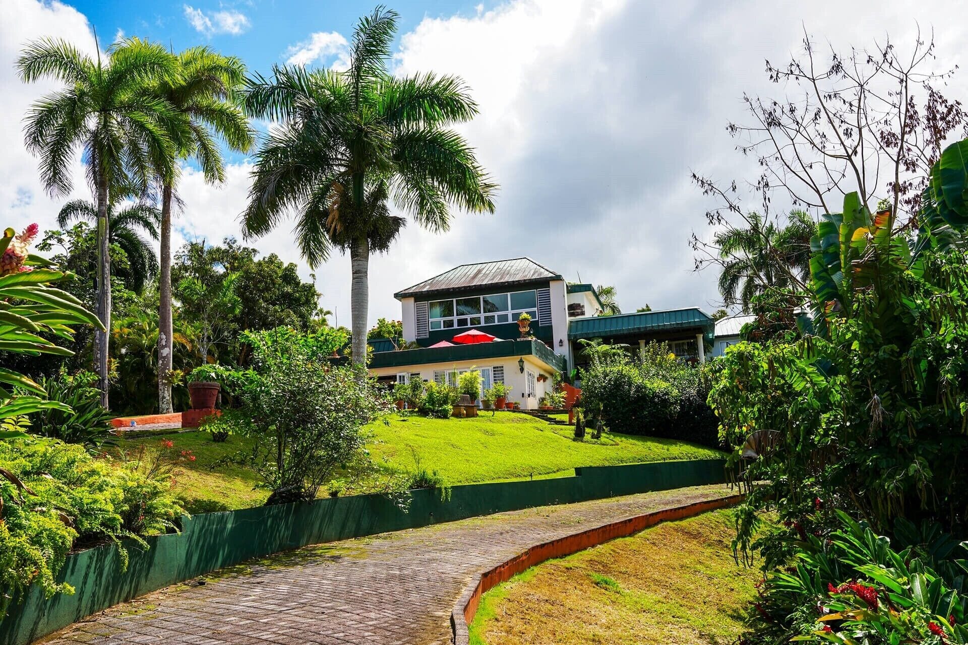 Vista frontal de la propiedad