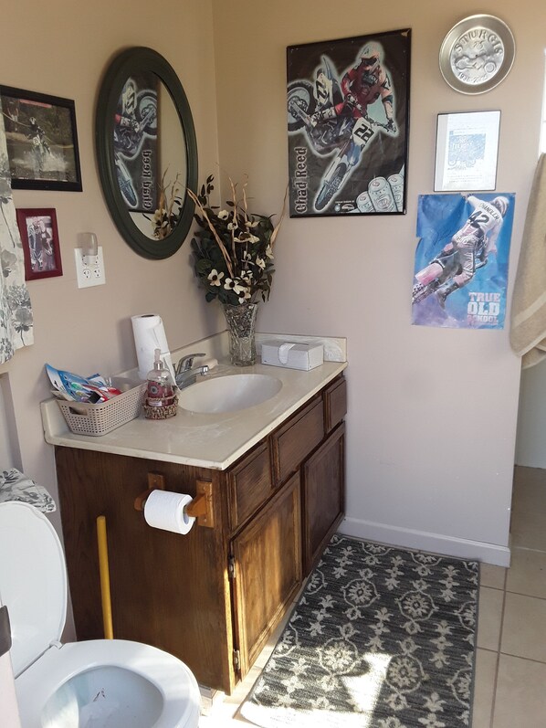 Combined shower/bathtub, hair dryer, towels, soap