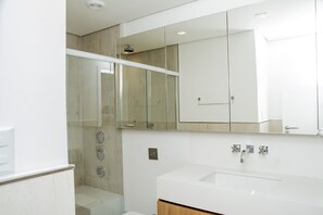 Shower, hair dryer, towels - Baron’s Tower - designed for a unforgettable stay (Rio de Janeiro)