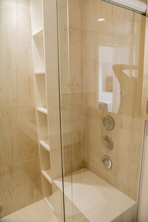 Shower, hair dryer, towels - Baron’s Tower - designed for a unforgettable stay (Rio de Janeiro)
