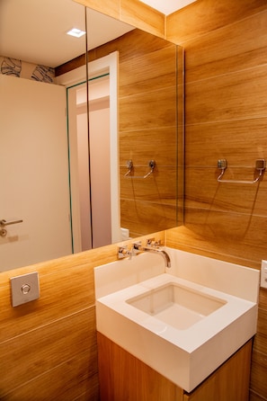 Douche, sèche-cheveux, serviettes fournies