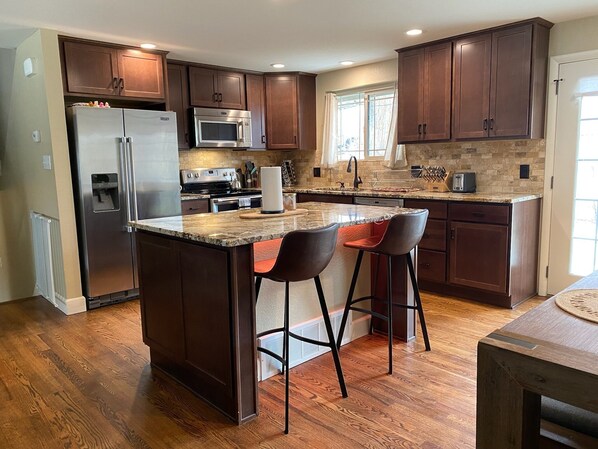 冷蔵庫、電子レンジ、オーブン、コンロ