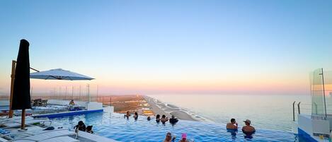 حمّام سباحة مُدفَّأ