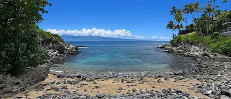 En la playa, sillas reclinables de playa, toallas de playa