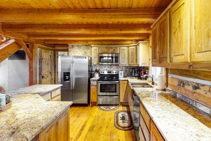 ثلاجة، ميكروويف، فرن، موقد طهي مسطح