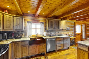 Fridge, microwave, oven, stovetop - Ridgetop mountain-view home on 5 acres with Gas Grill, AC & fireplace (Pagosa Springs)