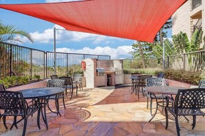Outdoor dining - Kihei Alii Kai C405 Updated 2BD Condo Across Beach w Pool AC (Kihei)