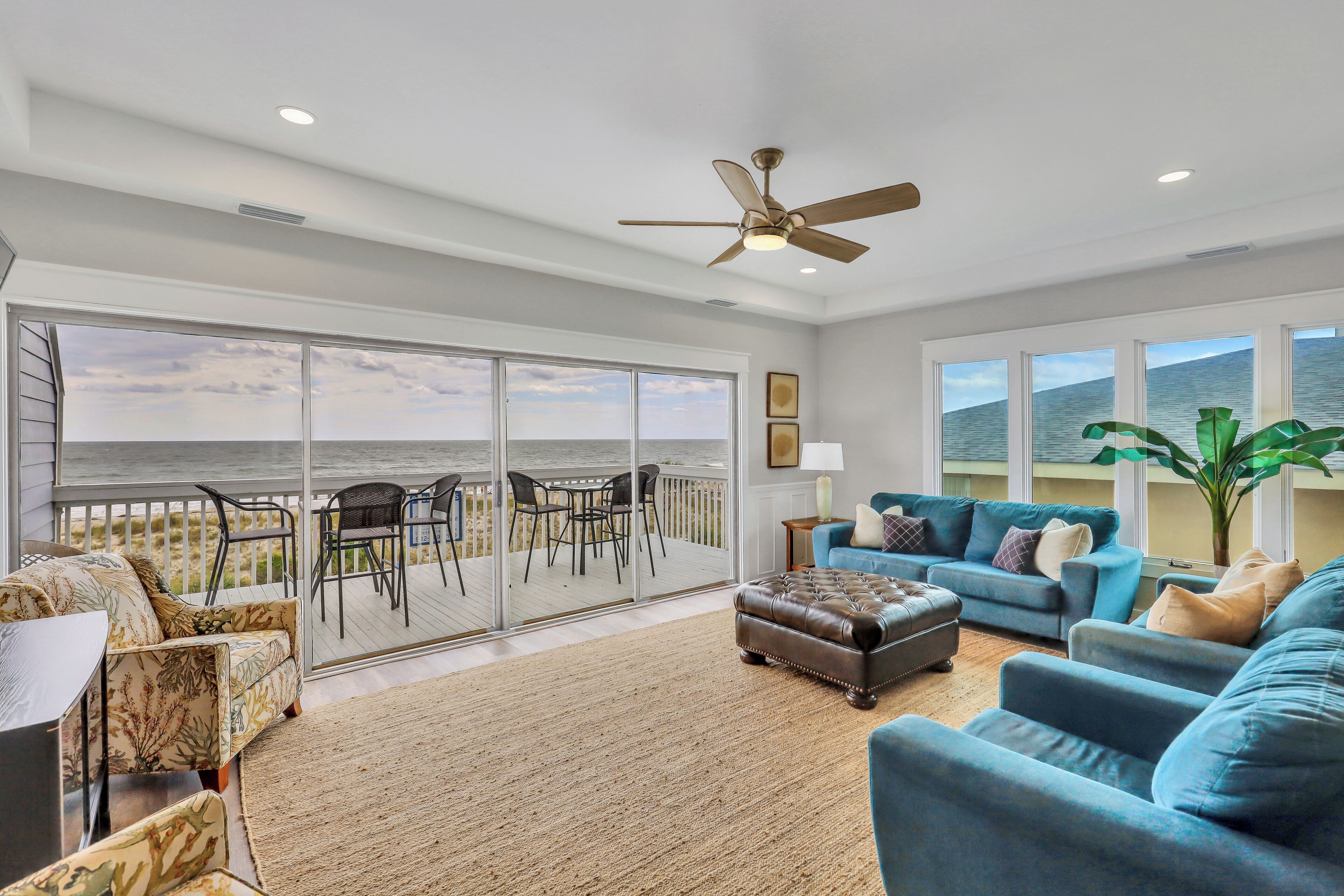 تلفزيون بشاشة مسطحة