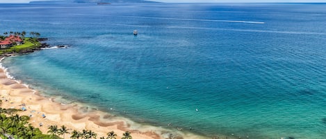Chaises longues, serviettes de plage