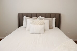 3 bedrooms, iron/ironing board, free WiFi, bed sheets - Beautiful BRAND NEW Spacious, Plush Apt. 8Mins From EWR (Newark)