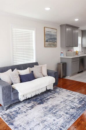 TV - Beautiful BRAND NEW Spacious, Plush Apt. 8Mins From EWR (Newark)