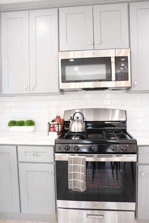 Fridge, microwave, oven, stovetop - Beautiful BRAND NEW Spacious, Plush Apt. 8Mins From EWR (Newark)
