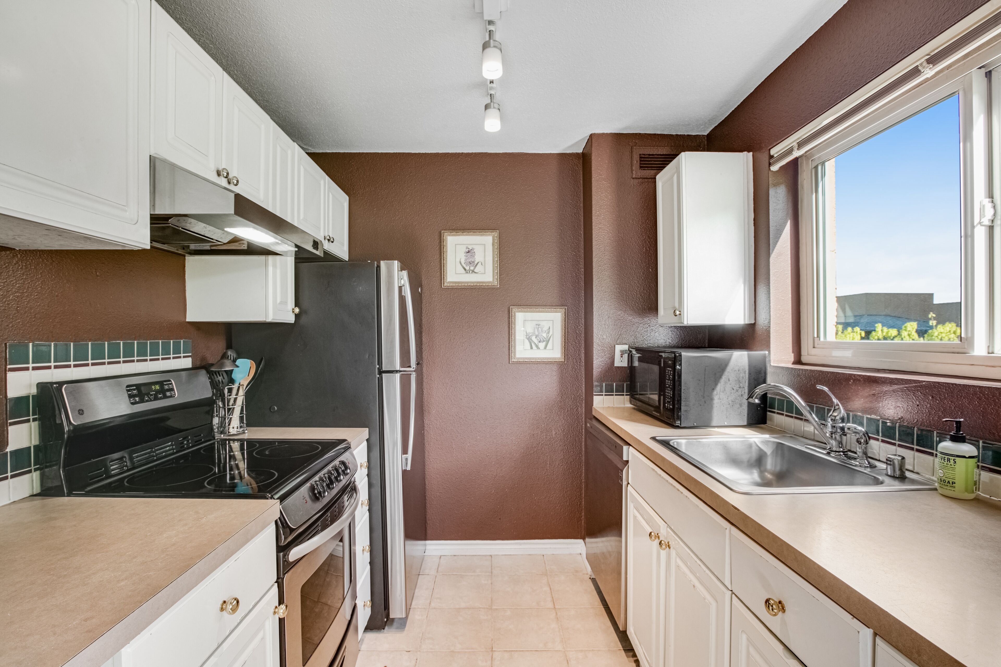 Refrigerador, microondas, horno y parrilla de estufa 