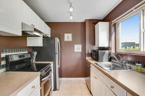 Fridge, microwave, oven, stovetop - Downtown condo with WiFi, partial AC, balcony (Seattle)