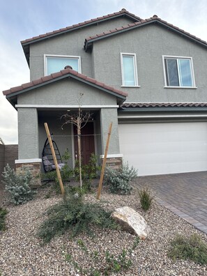 Welcome!!! - Cozy 4-bedroom getaway (Las Vegas)