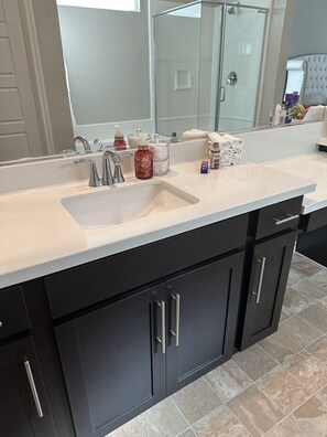 Bathroom - Cozy 4-bedroom getaway (Las Vegas)