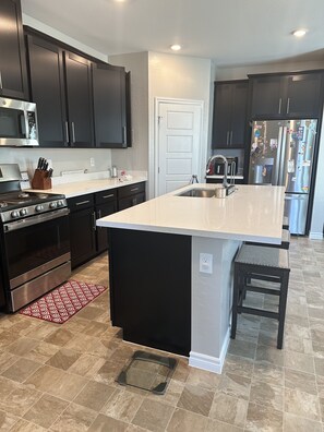 Private kitchen - Cozy 4-bedroom getaway (Las Vegas)
