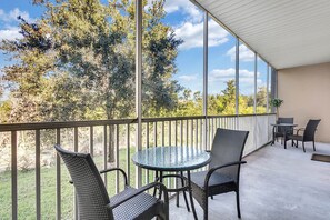Outdoor dining - 2 Miles to Disney,1650 sqft Condo,ALL 1ST FLOOR (Kissimmee)