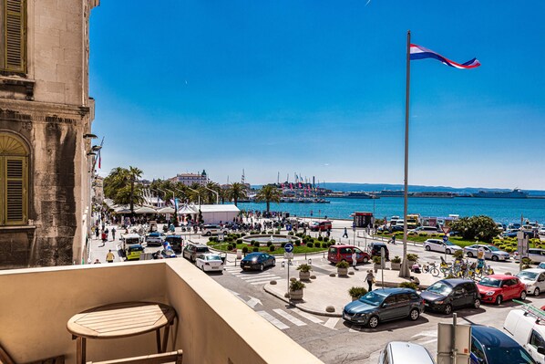 Deluxe Room | Terrace/patio