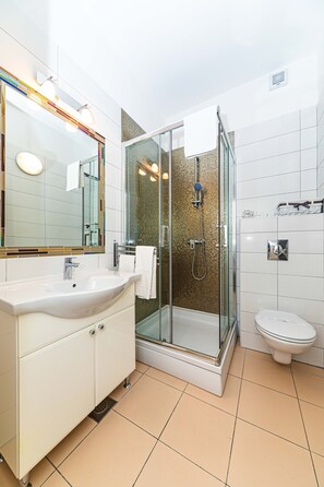 Deluxe Room | Bathroom | Shower, free toiletries, hair dryer