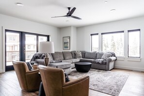 Tv, eldstad och böcker