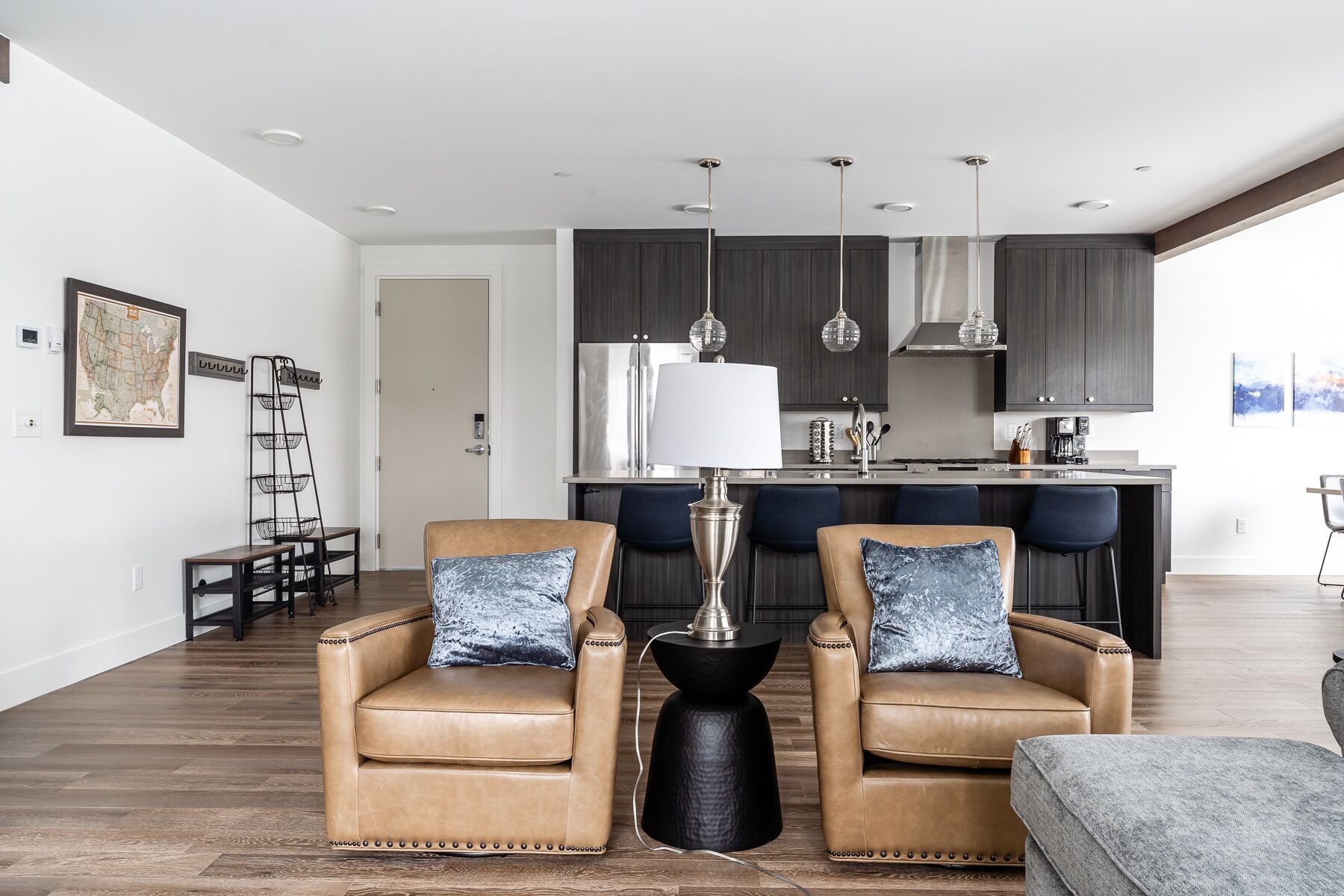 Tv, eldstad och böcker