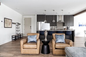 Tv, eldstad och böcker