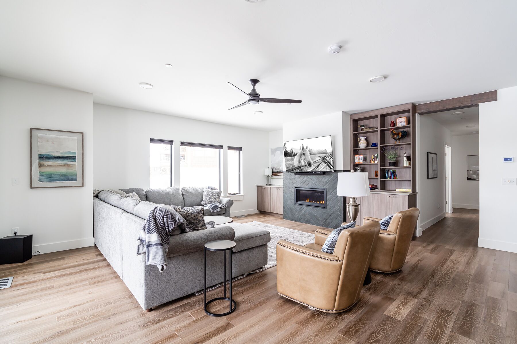 Tv, eldstad och böcker