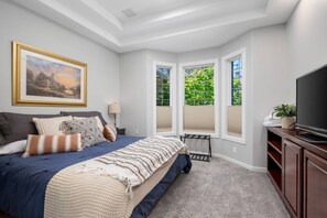 5 bedrooms, desk, iron/ironing board, travel crib