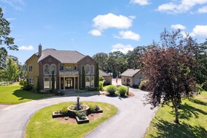 Exterior - Legendary Escape w/ Countless Amenities, Pool, Hot Tub, Billiards, Ping Pong, & More on 82 Acres (Rickreall)
