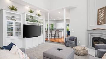 Smart TV, lareira, mesa de pingue-pongue