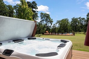 Outdoor spa tub - Legendary Escape w/ Countless Amenities, Pool, Hot Tub, Billiards, Ping Pong, & More on 82 Acres (Rickreall)