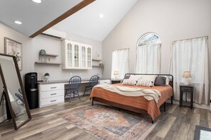 5 bedrooms, desk, iron/ironing board, travel crib - Legendary Escape w/ Countless Amenities, Pool, Hot Tub, Billiards, Ping Pong, & More on 82 Acres (Rickreall)