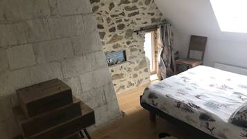 2 slaapkamers, een bureau, een strijkplank/strijkijzer, gratis wifi