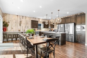 Dining - Stunning Lake View with Private Indoor Pool, Golf Cart Access, Free Tickets & Fun Game Room! (Hollister)