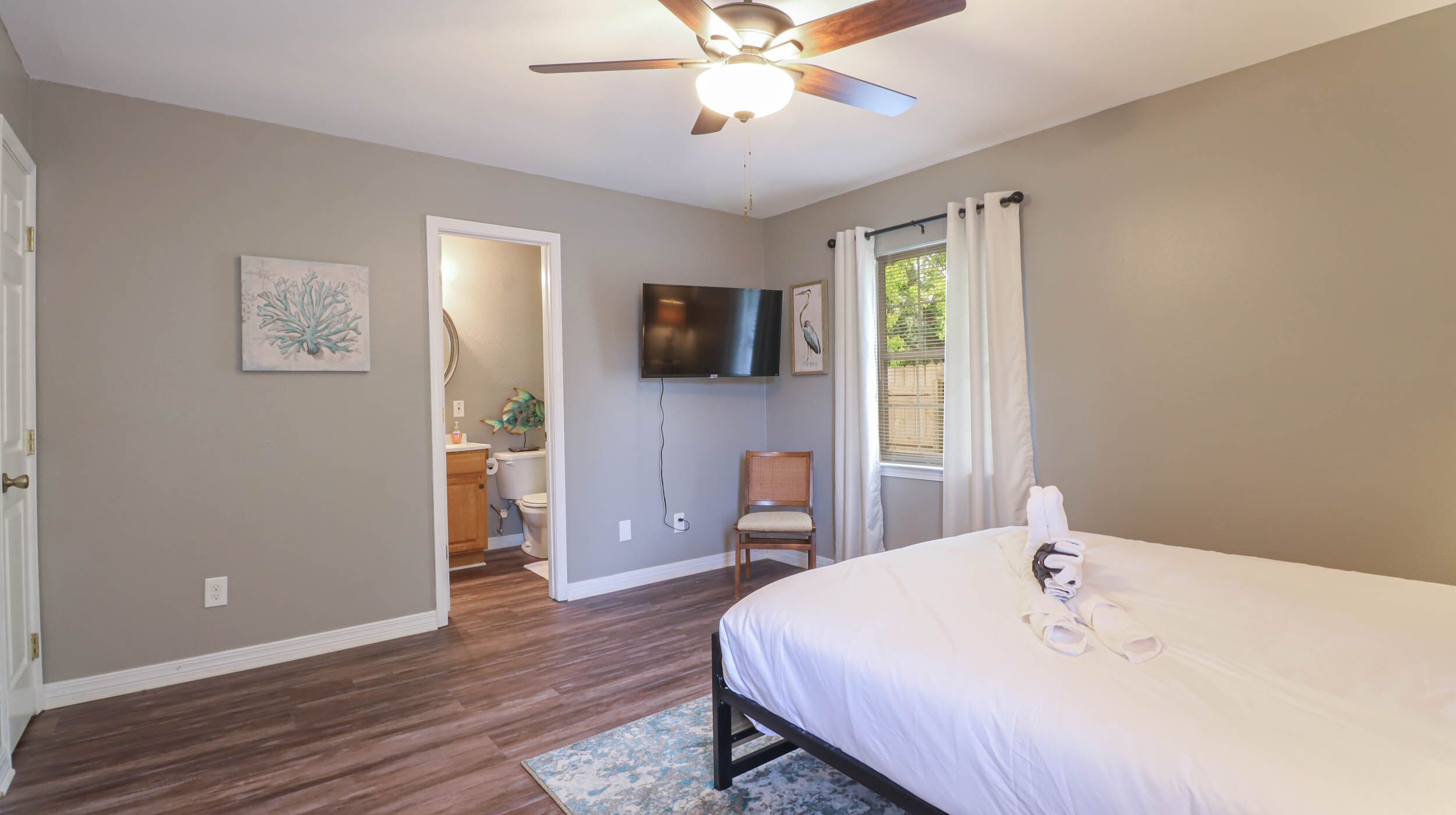 3 多间卧室、免费 WiFi、床单