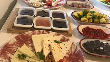 Desayuno con opciones de la cocina local incluido todos los días