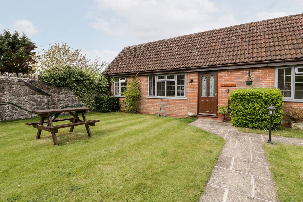OAK TREE, pet friendly, character holiday cottage in Brean