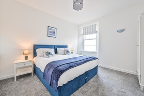 2 bedrooms, desk, iron/ironing board, free WiFi - Stunning, newly refitted apartment is a quiet location perfect for exploring all that The English Ri (Torquay)