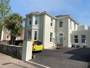 Exterior - Stunning, newly refitted apartment is a quiet location perfect for exploring all that The English Ri (Torquay)