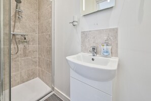 Combined shower/tub, hair dryer, towels