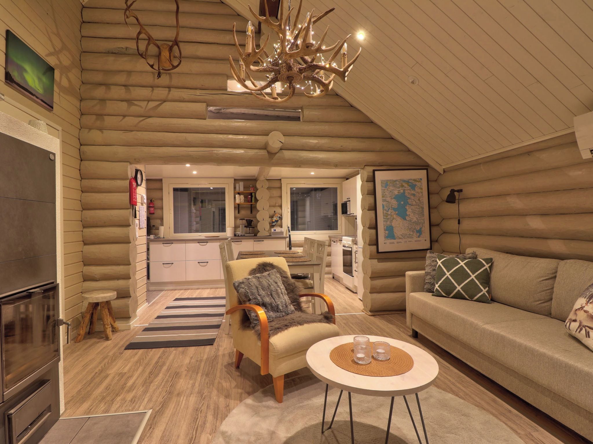 L’intérieur d’une cabane en rondins comprend un coin repas, une cuisine et un salon.